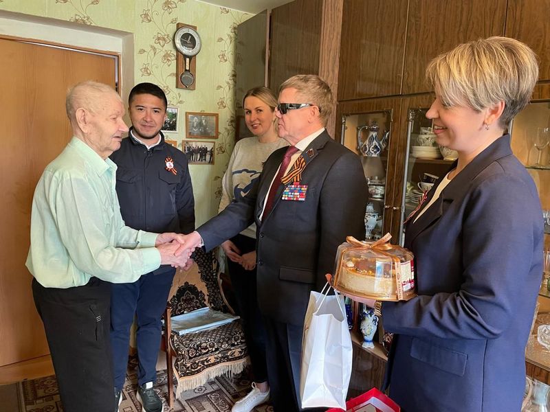 В Рузе накануне Дня Победы партийцы навестили ветерана Великой Отечественной войны Николая Скворцова