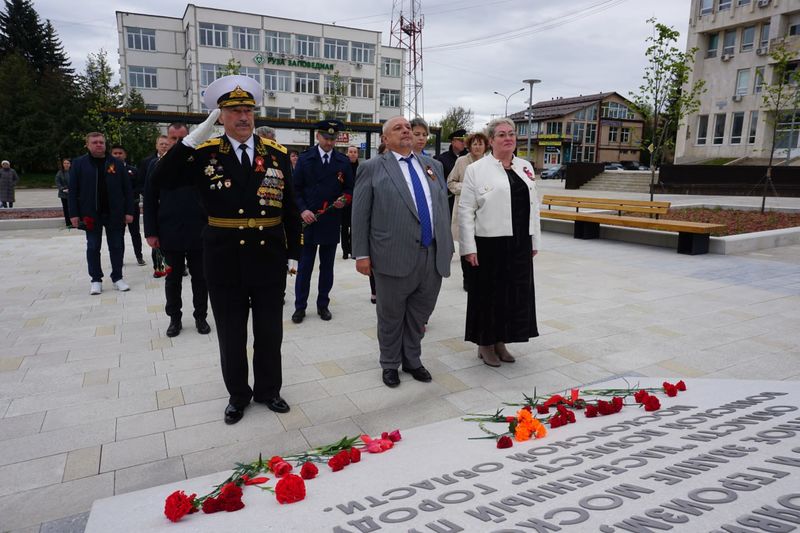 У новой стелы «Населённый пункт воинской доблести» в Рузе состоялось первое возложение цветов