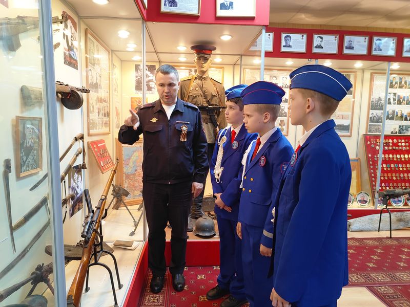 Заместитель начальника рузской Госавтоинспекции показал ЮИДовцам музей милиции