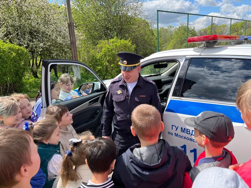 Сотрудник Госавтоинспекции напомнил покровским школьникам о безопасности в преддверии каникул