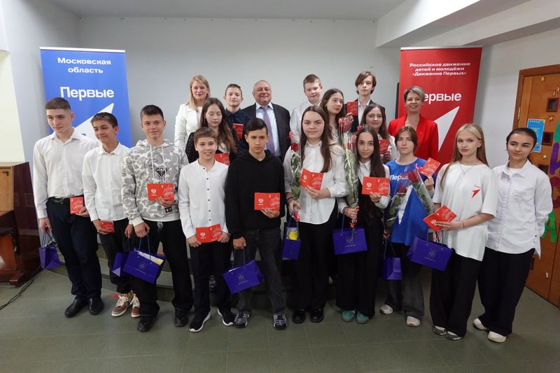 Александр Горбылёв вручил юным ружанам первые в их жизни паспорта