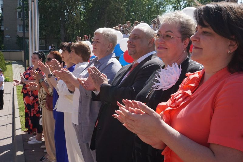 Александр Горбылёв поздравил с последним звонком выпускников Тучковской школы №1