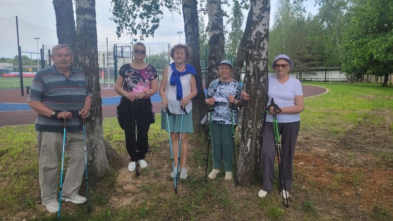 Рузские пенсионеры занимаются скандинавской ходьбой