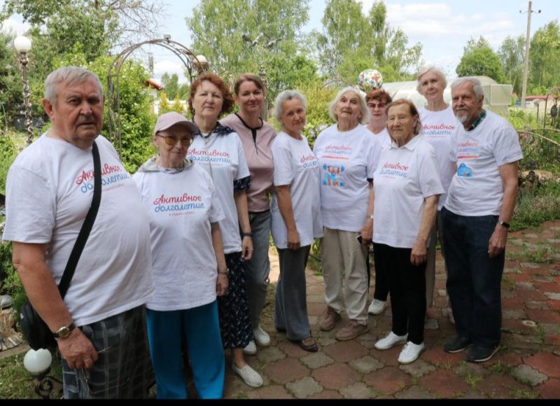 Рузские долголеты побывали в гостях у художника по металлу Александра Рыхтикова