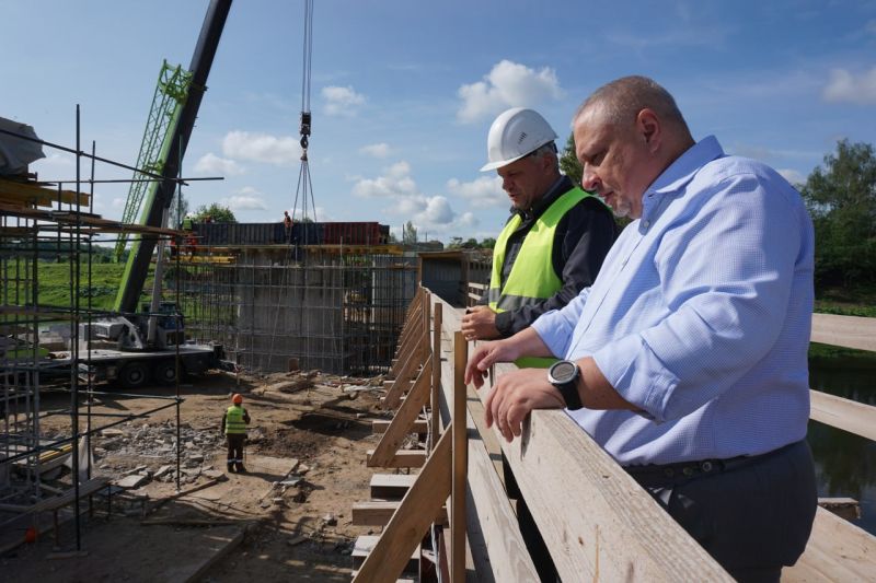 Александр Горбылёв проинспектировал ход ремонта моста в Поречье