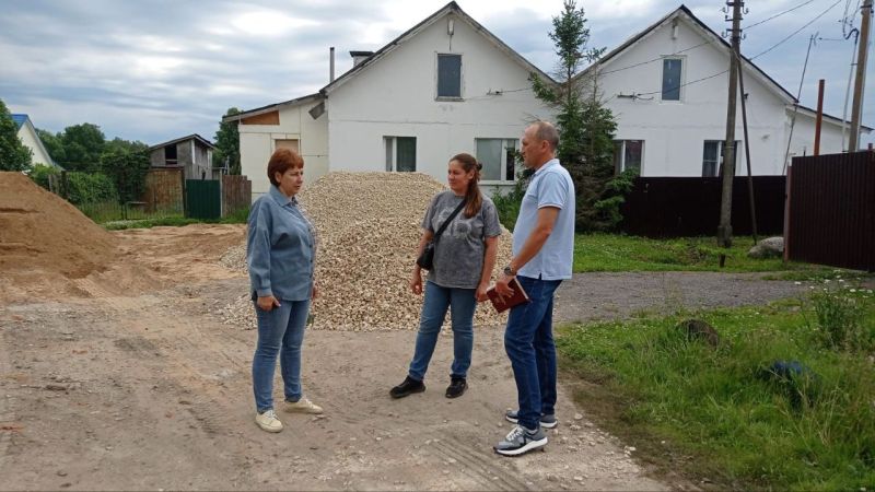 Партийцы проверили ход ремонта дороги в Богородском