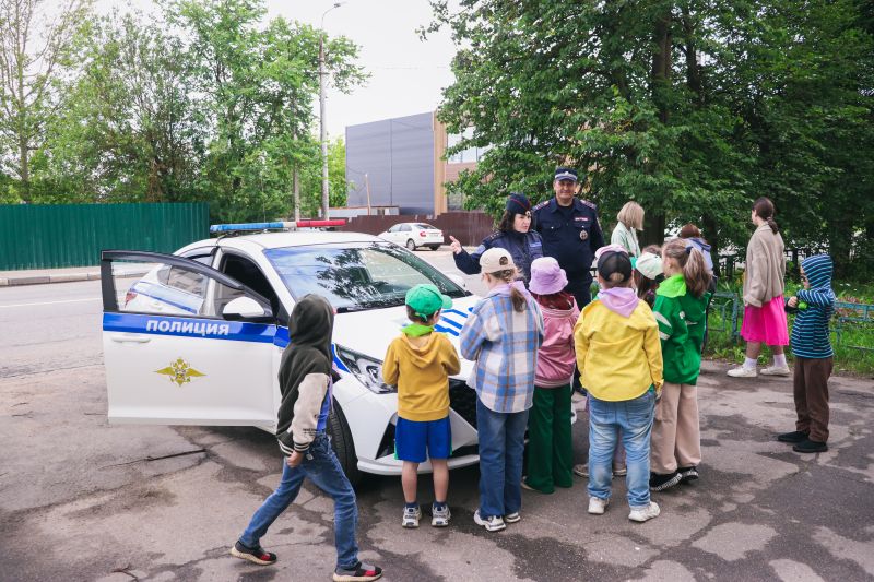 К ребятам из лагеря Молодежного центра в Рузе приехали гости в погонах