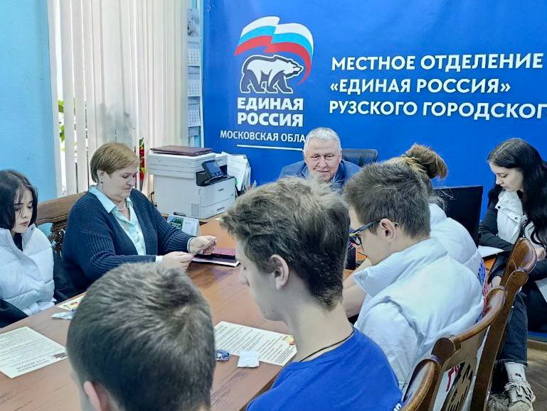 Молодогвардейцы встретились с руководителем фракции партии «Единая Россия» в Совете депутатов Рузского округа