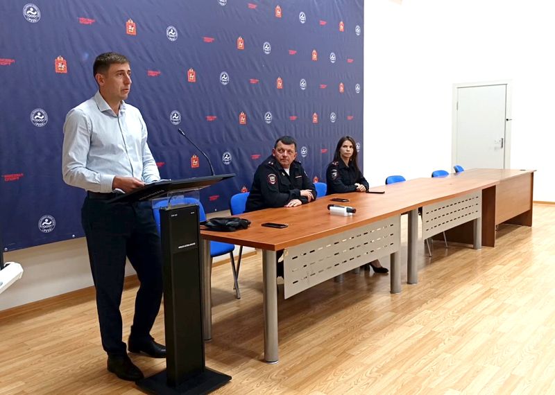 Во Дворце водных видов спорта «Руза» обсудили проблему дистанционного мошенничества с сотрудниками полиции