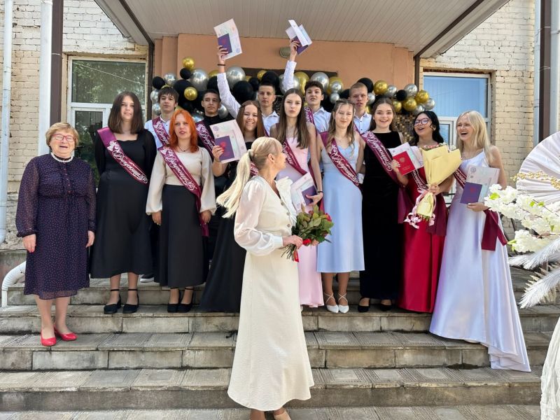 Депутат Олеся Юмашева поздравила выпускников с окончанием школы