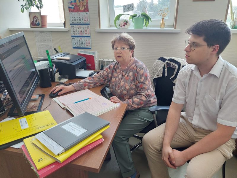 Студент МГУ имени М.В. Ломоносова изучает архивные документы в Рузе