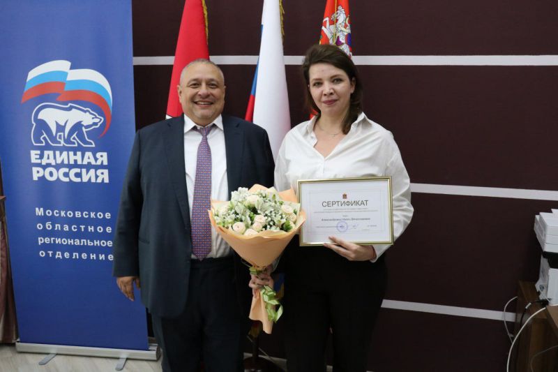 Александр Горбылёв вручил сертификат на покупку нового жилья местной жительнице  