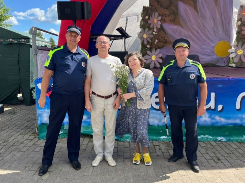 Автоинспекторы поздравили жителей Колюбакино с Днем семьи, любви и верности