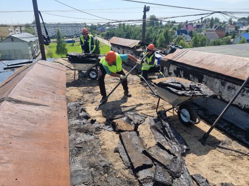 Александр Горбылёв проинформировал ружан о капитальном ремонте кровли дома в Нестерово