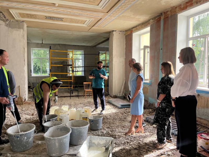 Партийцы осмотрели ход работ по ремонту Дома культуры в Дорохово