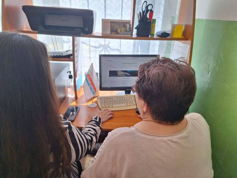 В Беляногорской библиотеке пенсионеры осваивают онлайн-сервисы