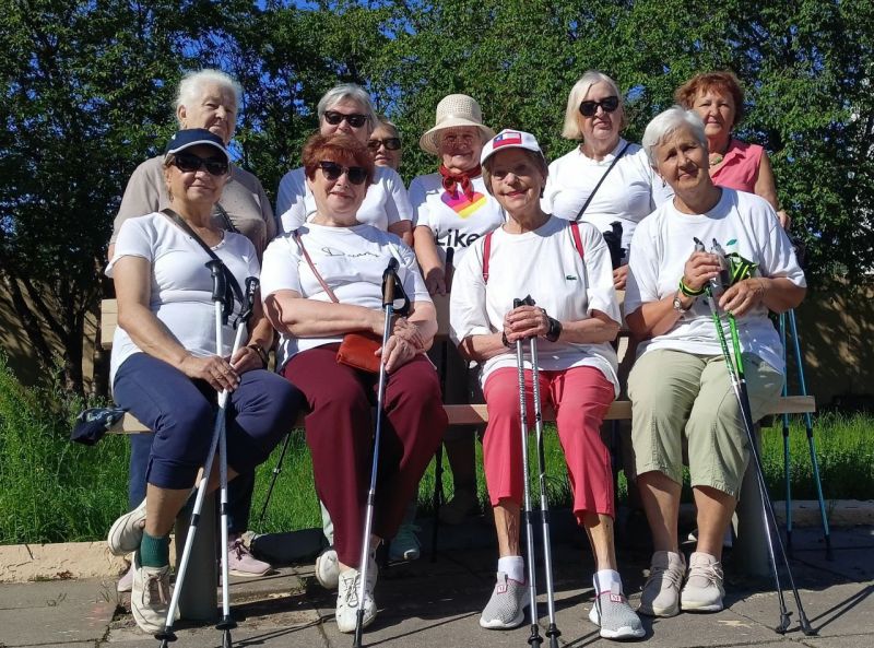 Рузские долголеты занимаются скандинавской ходьбой