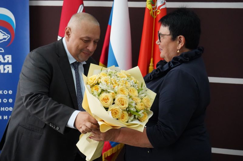 Александр Горбылёв вручил жителям сертификаты на жильё