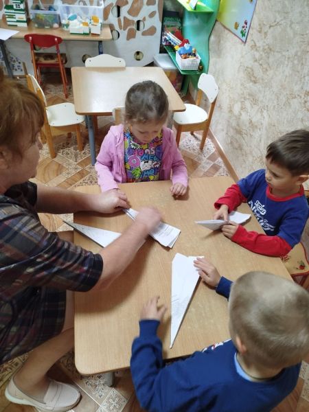 Космодемьянские дошколята мастерили бумажные самолетики