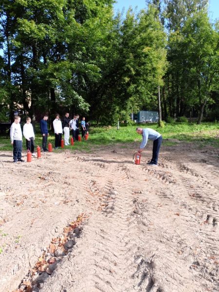 Рузские школьники учились пользоваться порошковыми огнетушителями