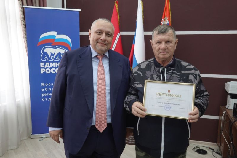 Александр Горбылёв вручил ружанам сертификаты на приобретение жилья