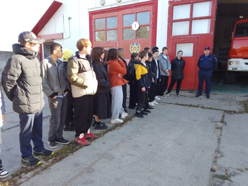 Огнеборцы ГКУ МО «Мособлпожспас» рассказали тучковским школьникам о пожарной службе