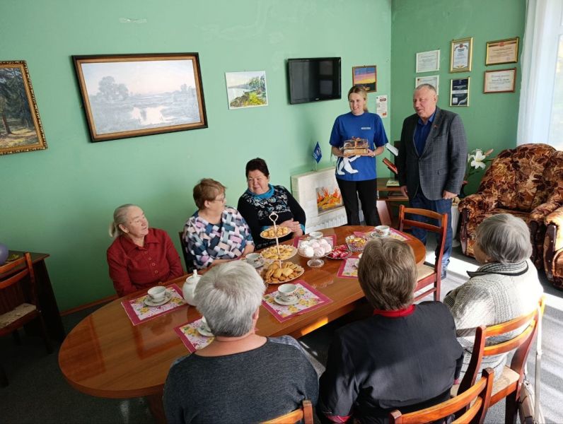 В Беляногорской библиотеке поздравили старшее поколение с праздником 