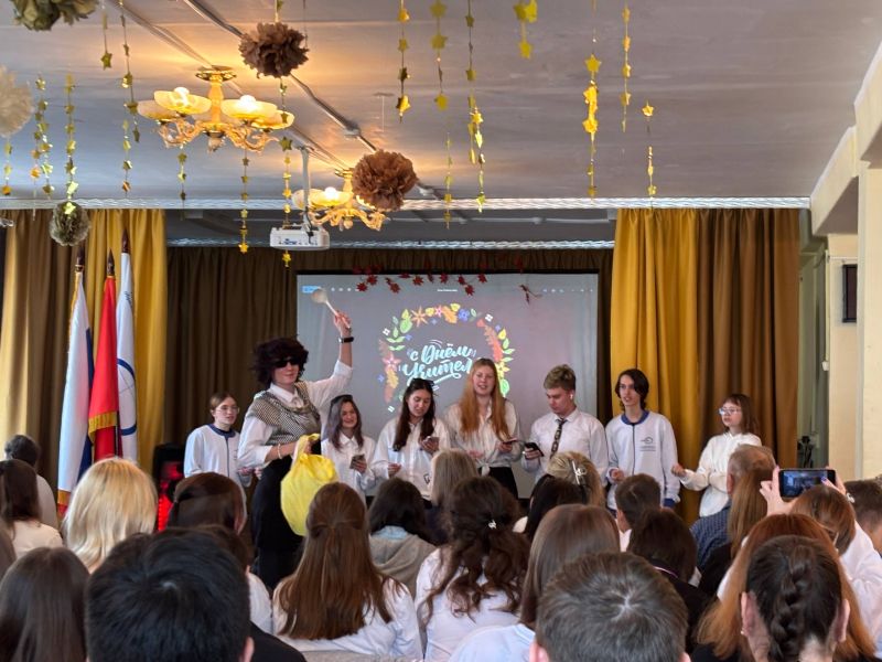 Студенты ТФФК поздравили преподавателей с профессиональным праздником