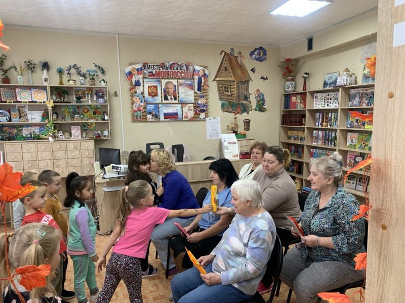 Никольские ребята поздравили с праздником участников проекта «Активное долголетие»