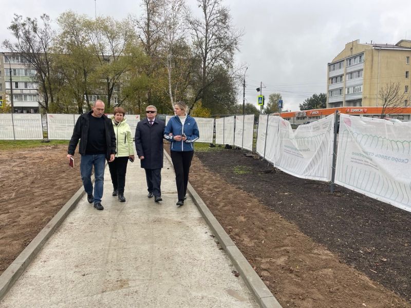 Партийцы проверили ход благоустройства новой зоны отдыха в Дорохово