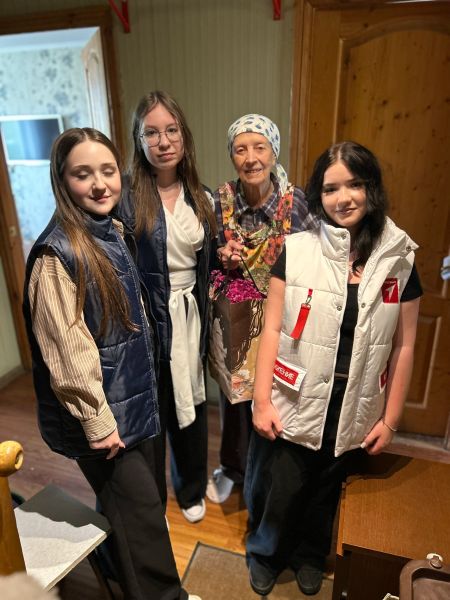 Рузские волонтеры поздравили ветеранов педагогического труда