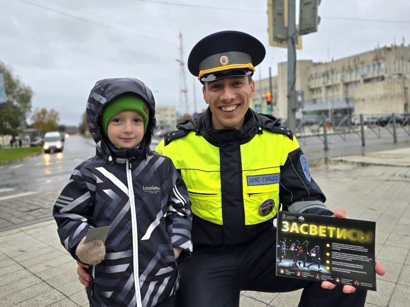 Госавтоинспекторы Рузского округа помогают юным жителям стать заметнее на дороге