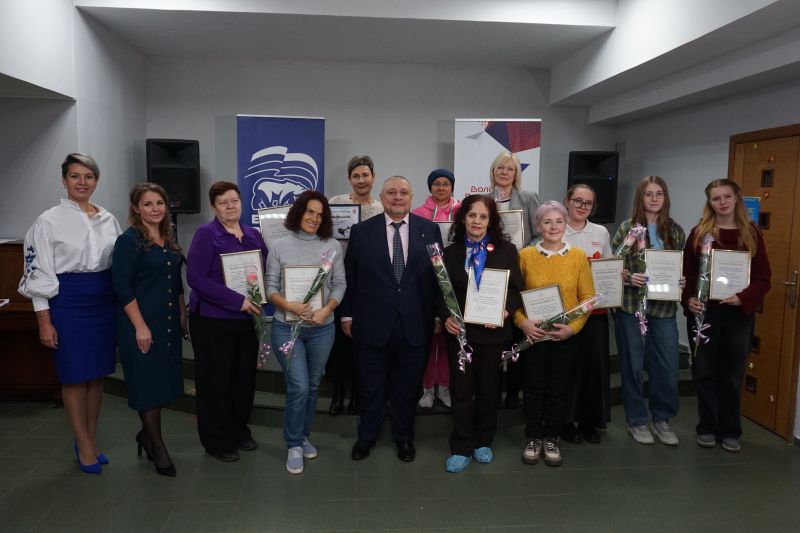 Александр Горбылёв вручил награды волонтерам