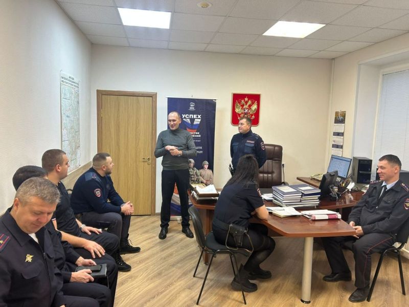 Партийцы поздравили полицейских с профессиональным праздником 