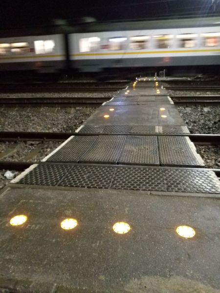 На железнодорожном пешеходном переходе в Московской области установили подсветку 