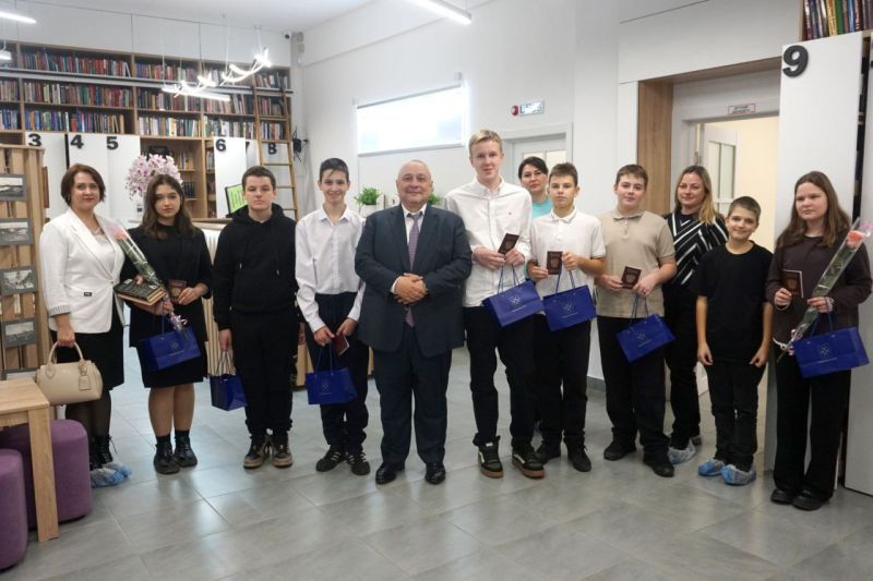 Александр Горбылёв вручил юным ружанам первые паспорта