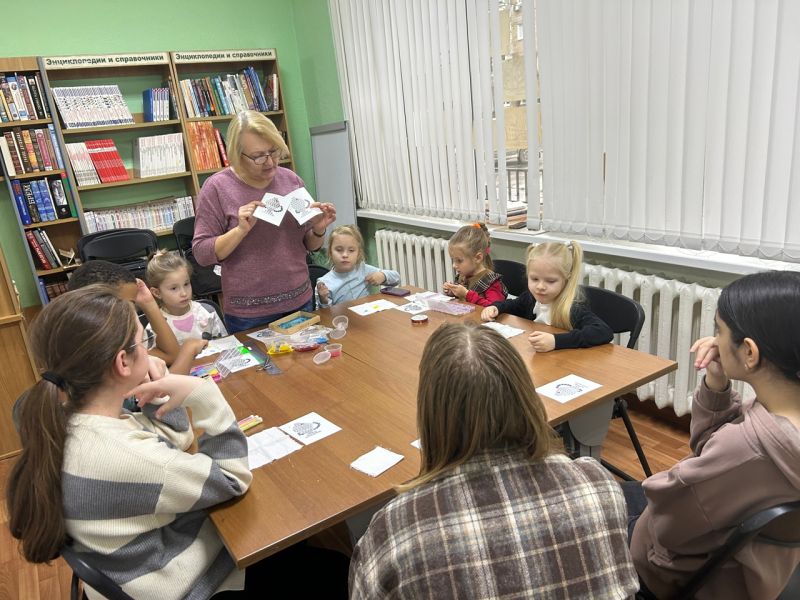 Юные тучковцы учились параллельному плетению из бисера 