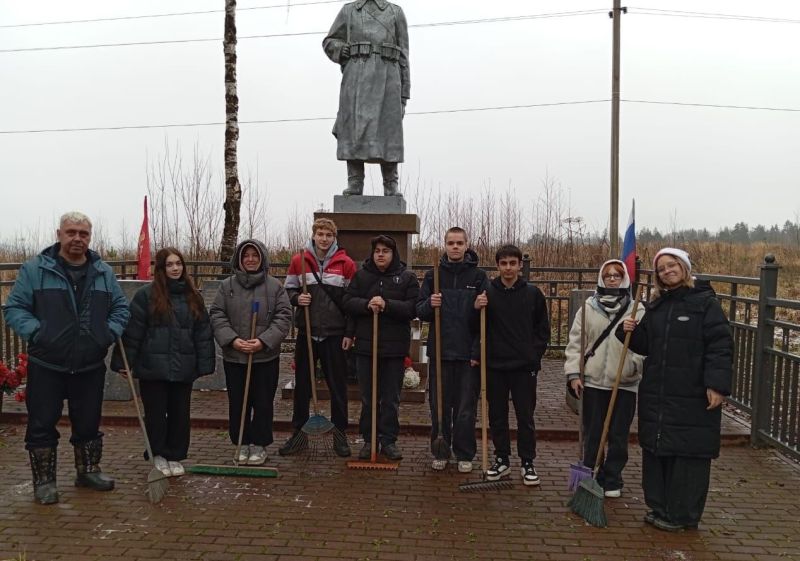 Студенты ТФКК убрались на братской могиле