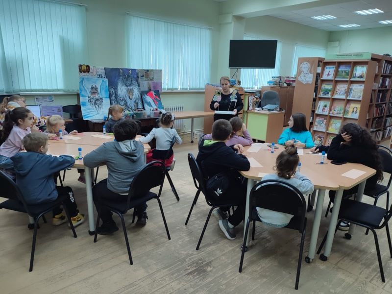  В Тучковской библиотеке прошёл мастер класс «Дружные вороны»