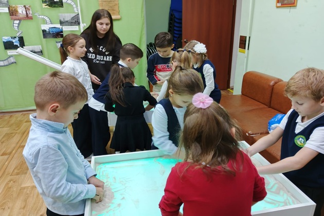 Юные ружане рисовали лесной домик на песочных столах