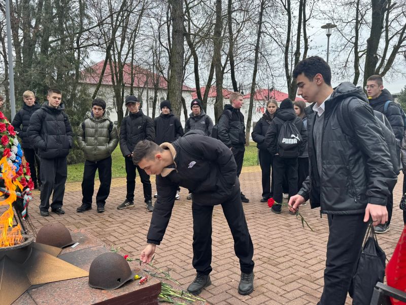 Рузские школьники возложили цветы к Вечному огню