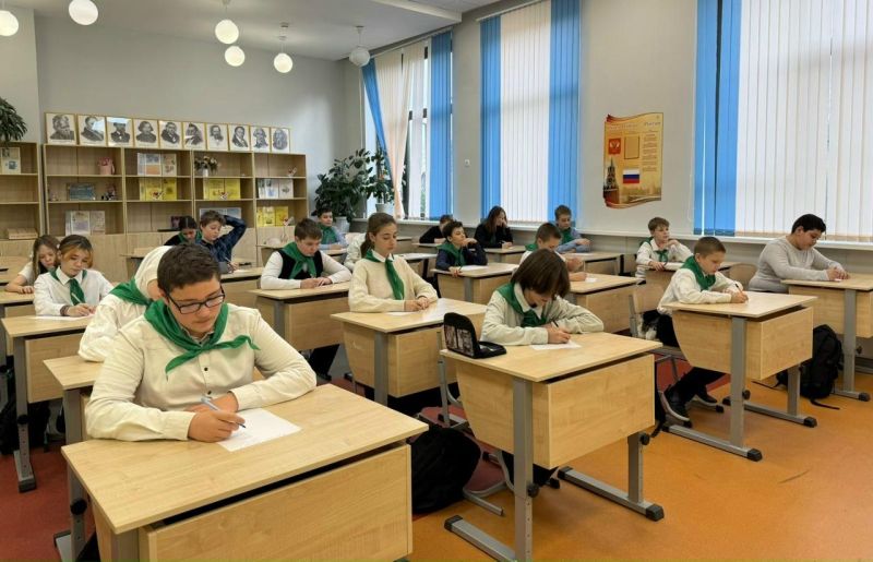 В Тучковской школе №1 волонтёры провели акцию «Письмо солдату» 