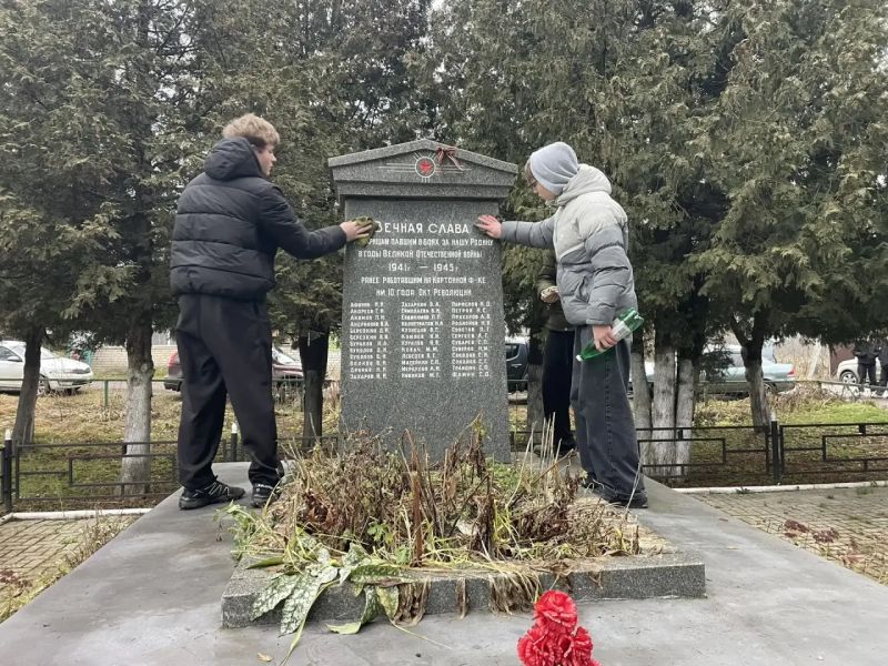 Нестеровские волонтеры навели чистоту на территории братских захоронений