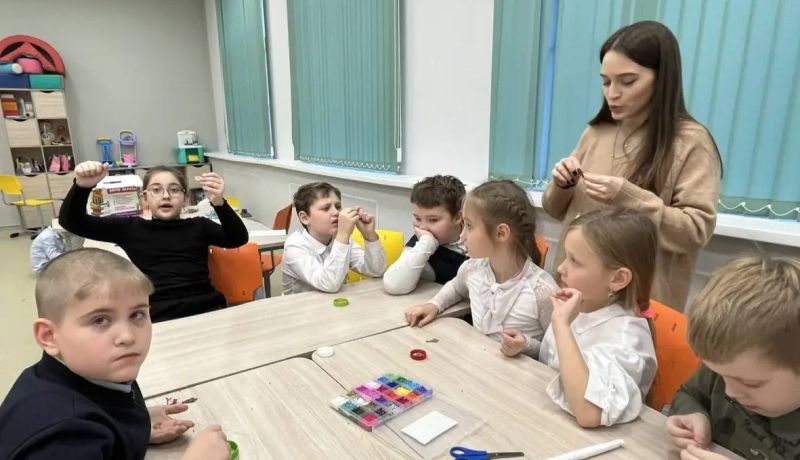 Юные тучковцы занимаются бисероплетением