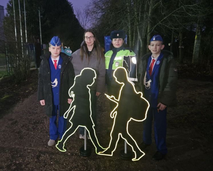 В Сытьково у школьников и родителей проверили наличие светоотражающих элементов