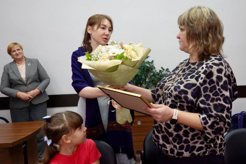 Александр Горбылёв поздравил Валентину Бычук, получившую сертификат на приобретение жилья 