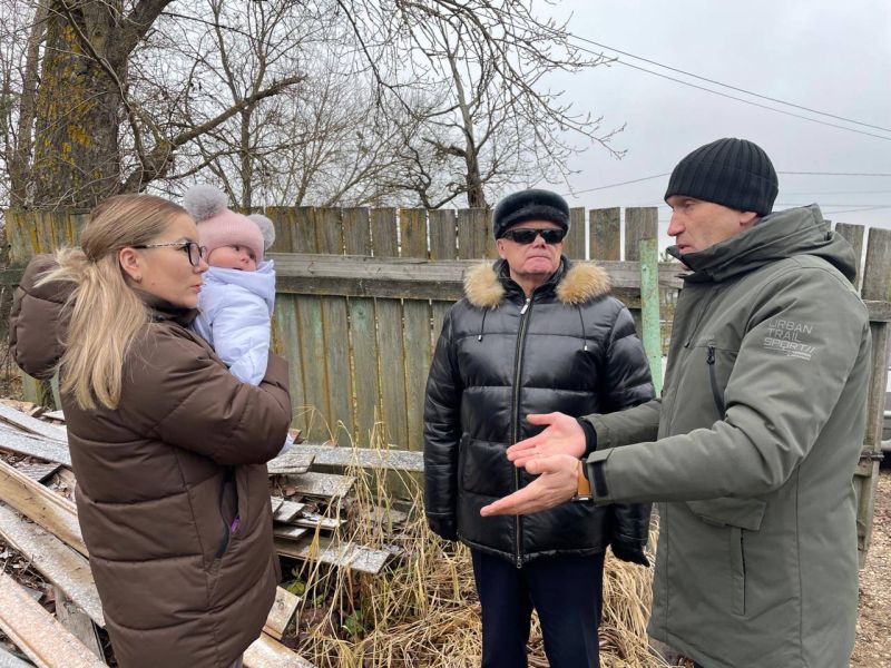 Партийцы в действии: помощь семье участника СВО по замене земельного ограждения 