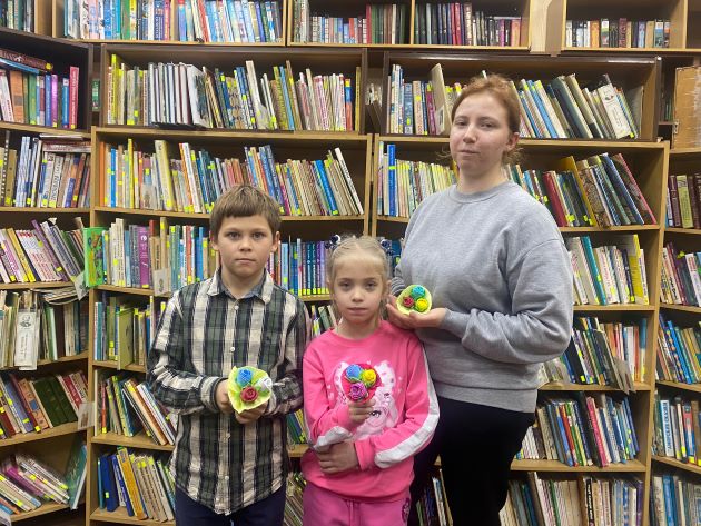 Юные дороховчане делали цветочные композиции из фоамирана