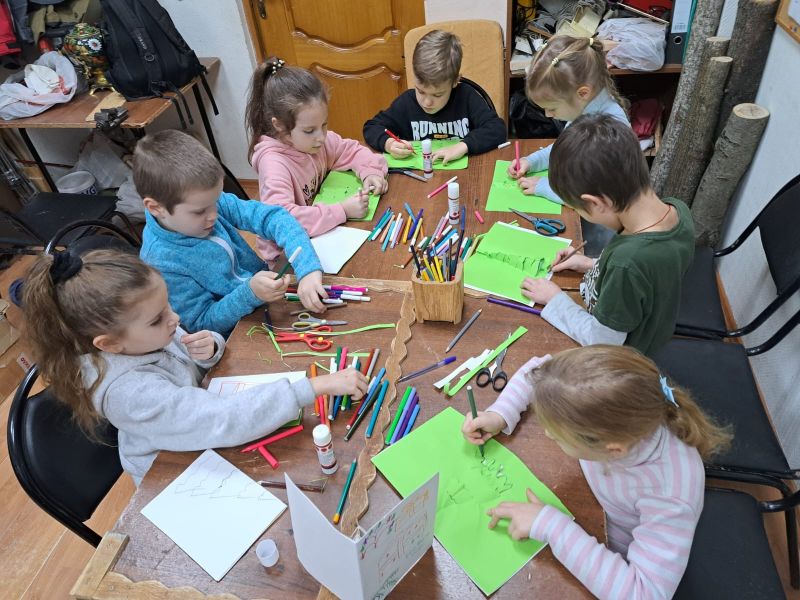 Юные тучковцы мастерили новогоднюю открытку