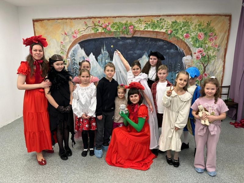 Театр-студия «Небосвод» показала в Тучково «Снежную королеву»